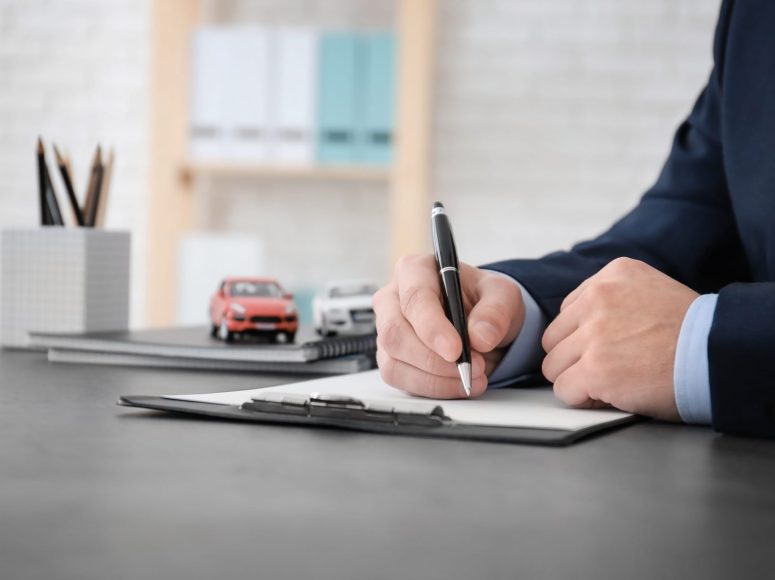 Kunde von Autohaus Jaisfeld TOP Markenspezialist für Renault, Dacia unterzeichnet eine Neuwagen-Vollmacht.